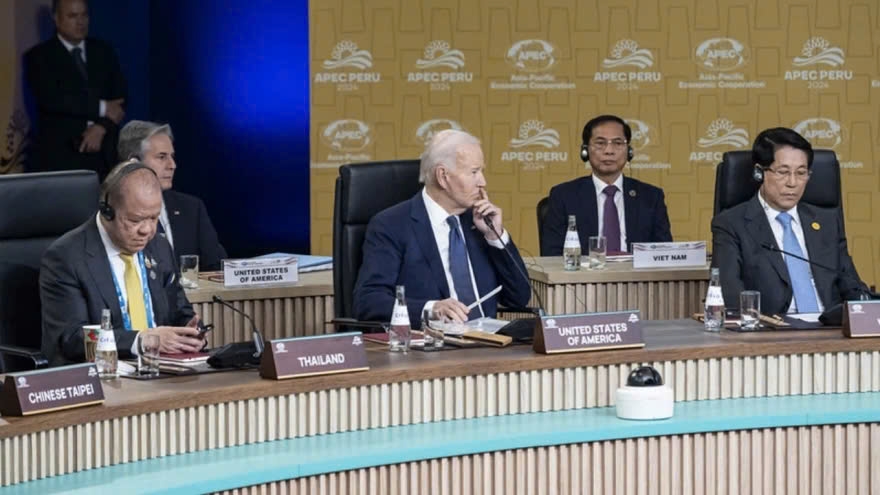 Vietnamese President Luong Cuong (first, right) joins other leaders during the APEC Leaders’ Informal Dialogue and Guests in Lima, Peru, on November 15