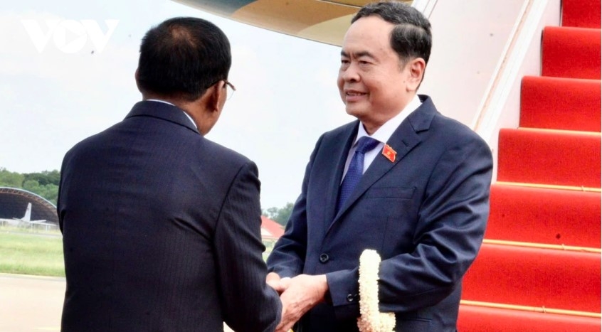 Cambodian senior leaders welcome NA Chairman Tran Thanh Man at the airport