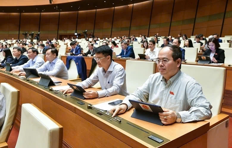 National Assembly deputies press the button, passing the amended Trade Union Law in Hanoi on November 27