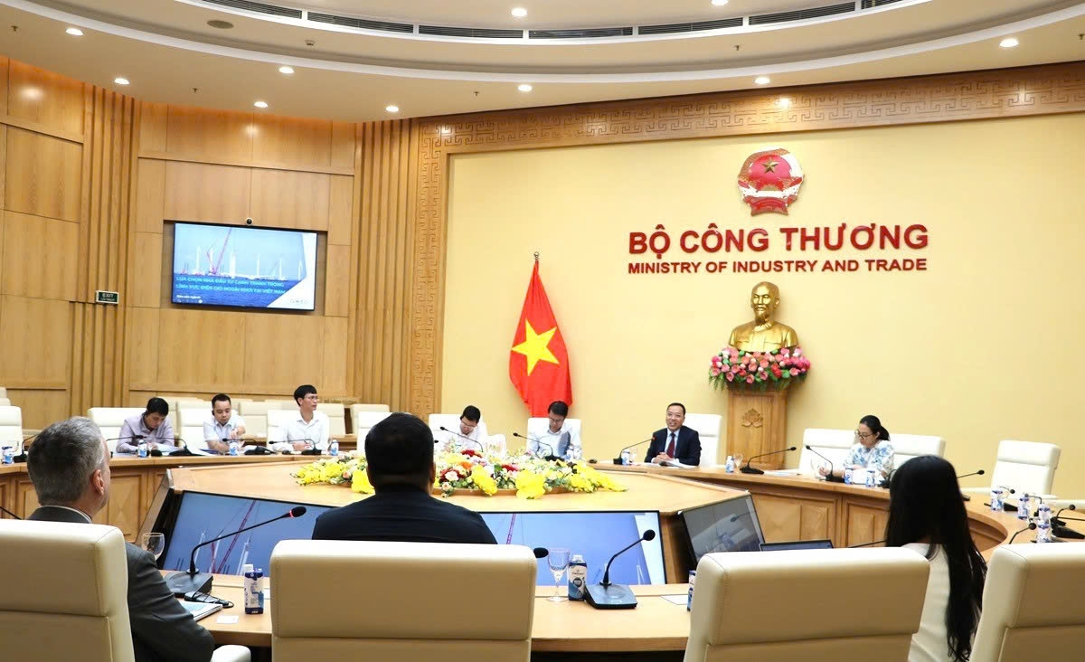 Deputy Minister of Industry and Trade Nguyen Hoang Long hosts a working session with Mart Hutchinson, director of Southeast Asia Task Force at the Global Wind Energy Council (GWEC) in Hanoi on November 7. (Photo: congthuong.vn)