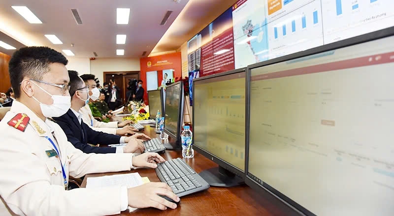 Operating the national population database centre. (Photo: nhandan.vn)