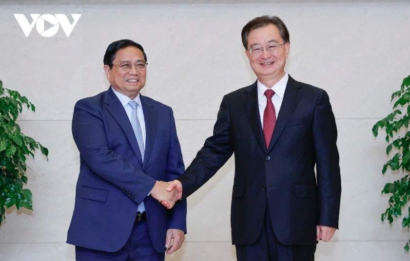 Prime Minister Pham Minh Chinh (left) and Wang Ning, member of the Communist Party of China Central Committee and Secretary of the Yunnan provincial Party Committee