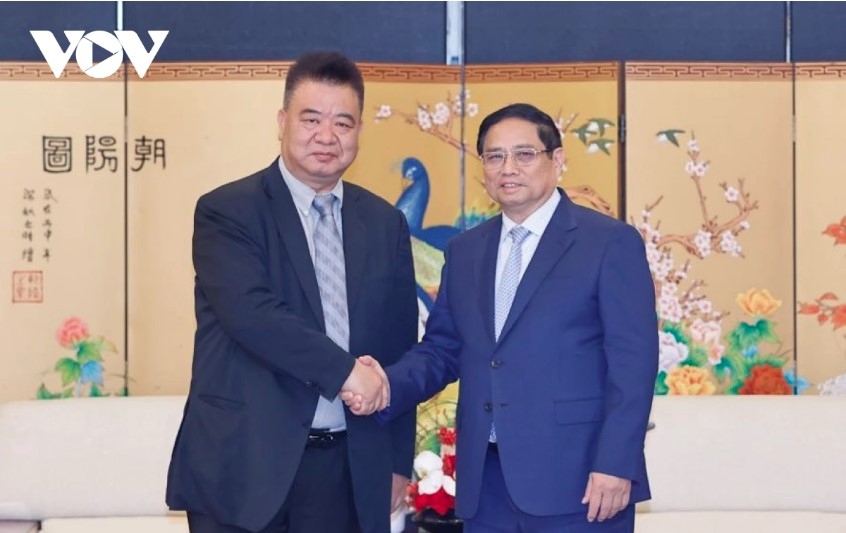 PM Pham Minh Chinh (R) and Cao Ronggen, Chairman of the Kunming International Flora Auction Trading Center (KIFA) 