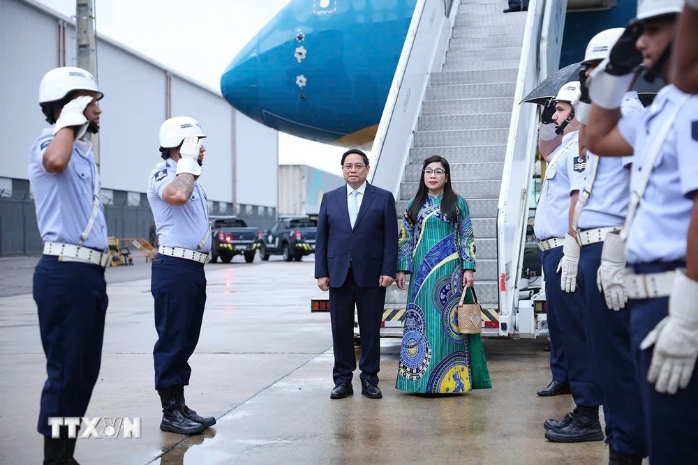 Vietnamese Prime Minister Pham Minh Chinh and his spouse arrive Galeao International Airport in Rio de Janeiro, Brazil, for the G20 Summit activities at the invitation of Brazilian President and G20 Chair Luiz Inácio Lula da Silva and his spouse. (Photo: VNA)