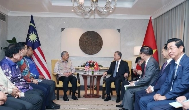 At the meeting between Party General Secretary To Lam (R) and Malaysian Deputy Prime Minister, Minister of Rural and Regional Development, and President of the United Malays National Organisation (UMNO) Dato’ Seri Dr. Ahmad Zahid Hamidi