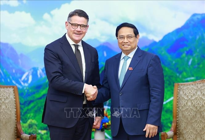 Prime Minister Pham Minh Chinh (R) receives Minister-President Boris Rhein of the German state of Hesse in Hanoi on November 28. (Photo: VNA).