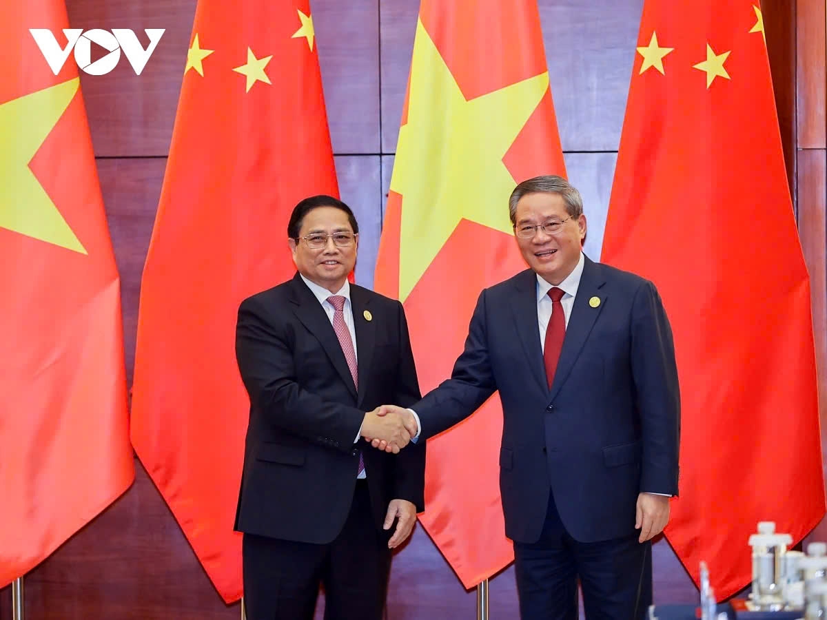 Vietnamese Prime Minister Pham Minh Chinh (L) shaking hands with his Chinese counterpart Li Qiang ahead of their talks in Kunming, China, on November 7.