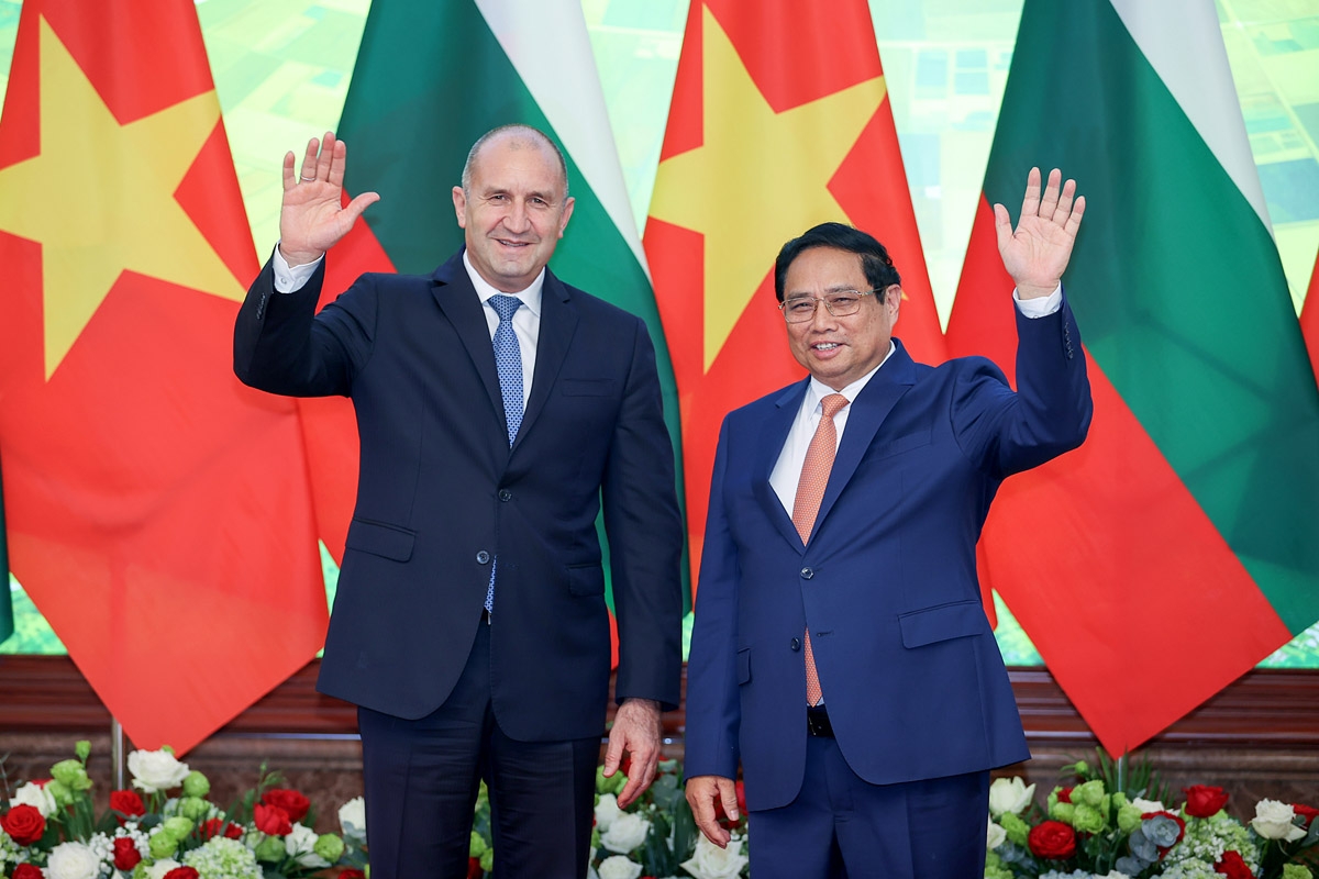Vietnamese Prime Minister Pham Minh Chinh (R) and Bulgarian President Rumen Radev pose for a photo ahead of their meeting in Hanoi on November 25. (Photo: VGP)