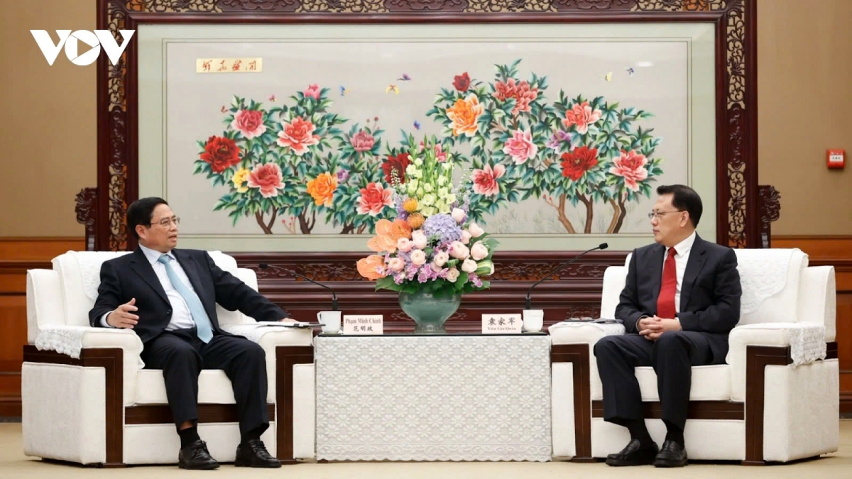 Vietnamese Prime Minister Pham Minh Chinh (L) and Yuan Jiajun, Politburo member of the Chinese Communist Party and Secretary of the Chongqing Municipal Party Committee, during their meeting in Chongqing, China, on November 8.