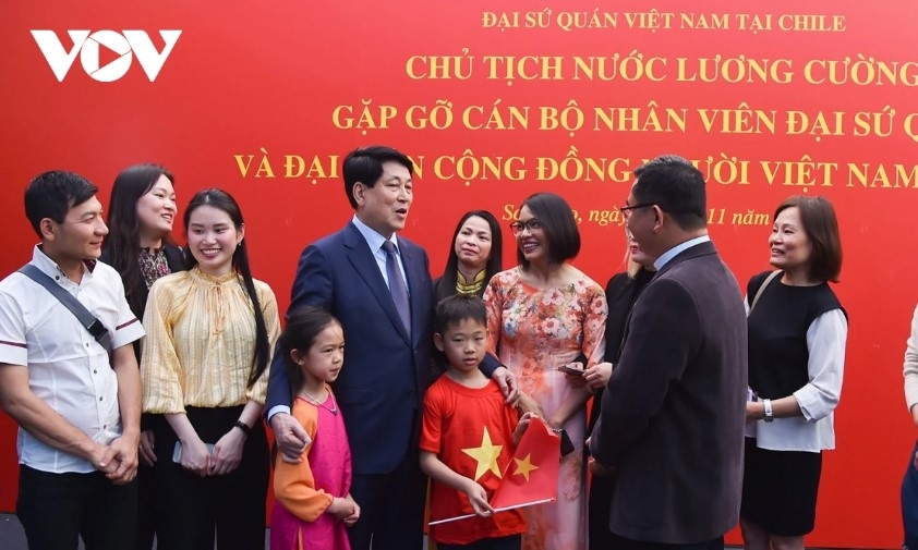 State President Luong Cuong meets with  Vietnamese community representatives in Chile