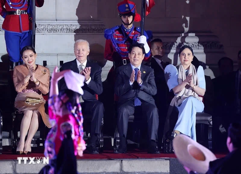 Vietnamese President Luong Cuong sits next to US President Joe Biden, enjoying cultural performances at the Gala Diner in Lima, Peru, on November 15 evening. (Photo: VNA)
