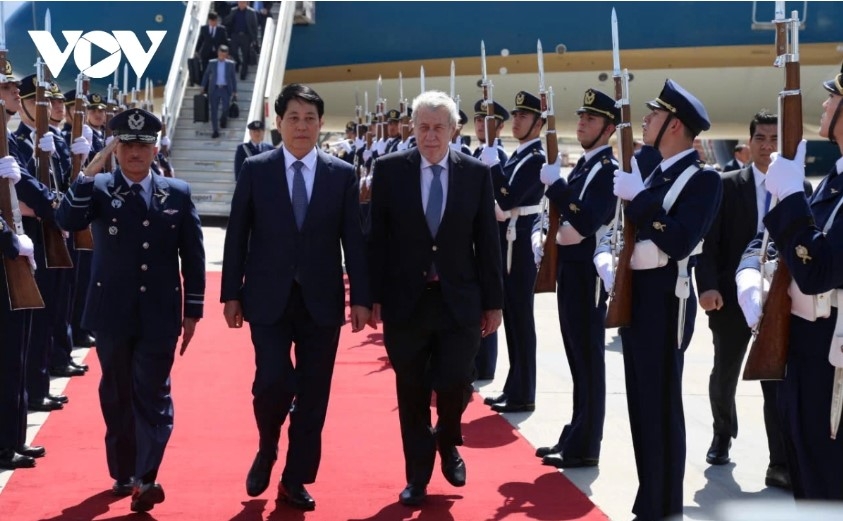 The Chilean Foreign Minister welcomes President Luong Cuong at the airport