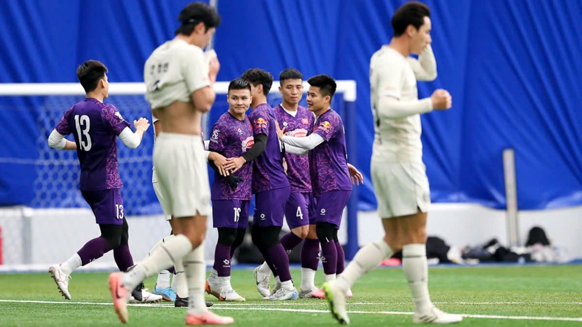 Midfielder Quang Hai (in purple jersey) scores a goal in Vietnam's 2-0 win over Daegu FC in a friendly game on November 29. (Photo: VFF)