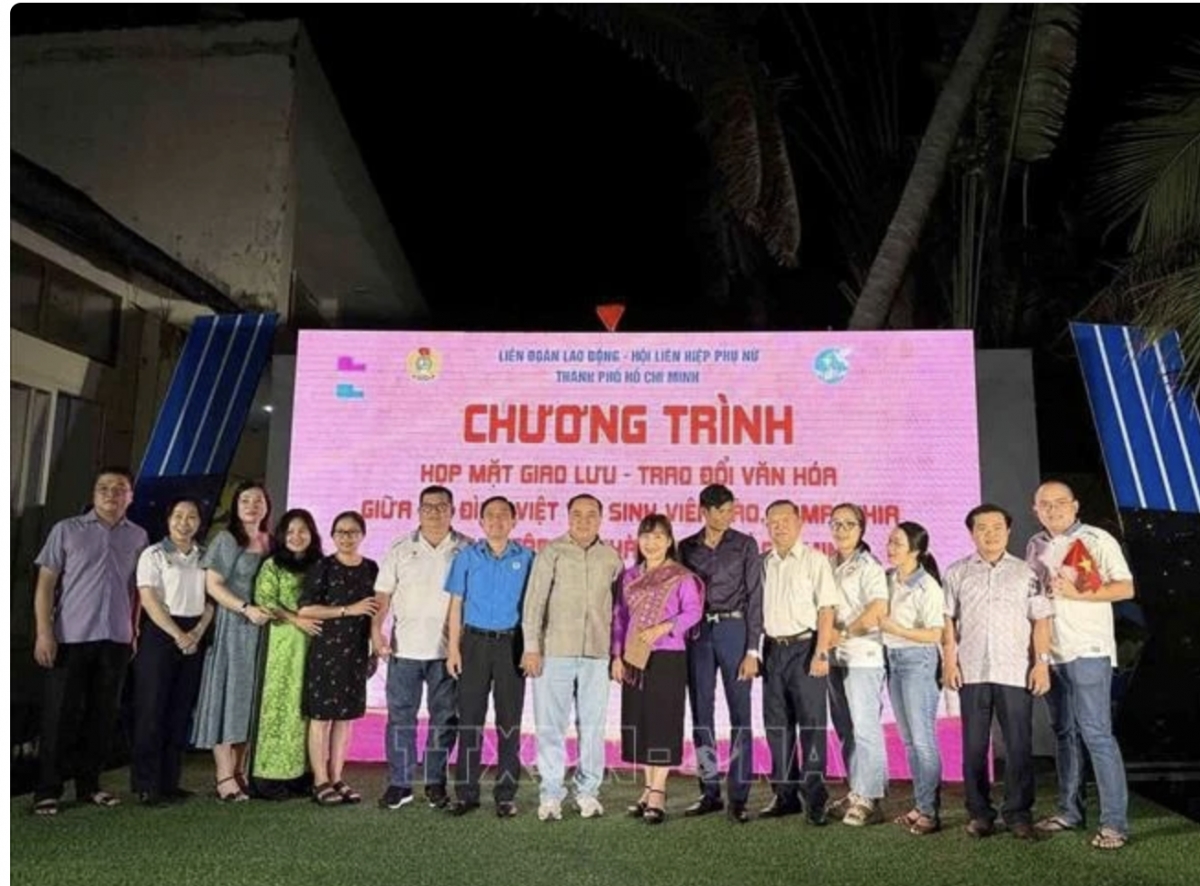 Lao and Cambodian students studying in Ho Chi Minh City and Vietnamese families hosting them pose for a group photo at the event. (Photo: VNA)