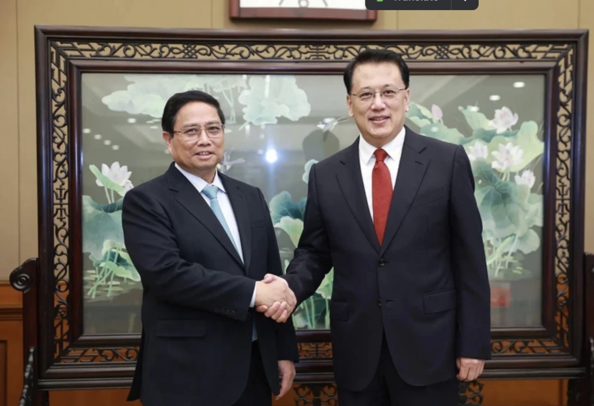 Visiting Prime Minister Pham Minh Chinh (L) and Yuan Jiajun, Politburo member of the Communist Party of China (CPC) Central Committee and Secretary of the Chongqing Municipal Party Committee, at their meeting on November 8. (Photo: VNA)