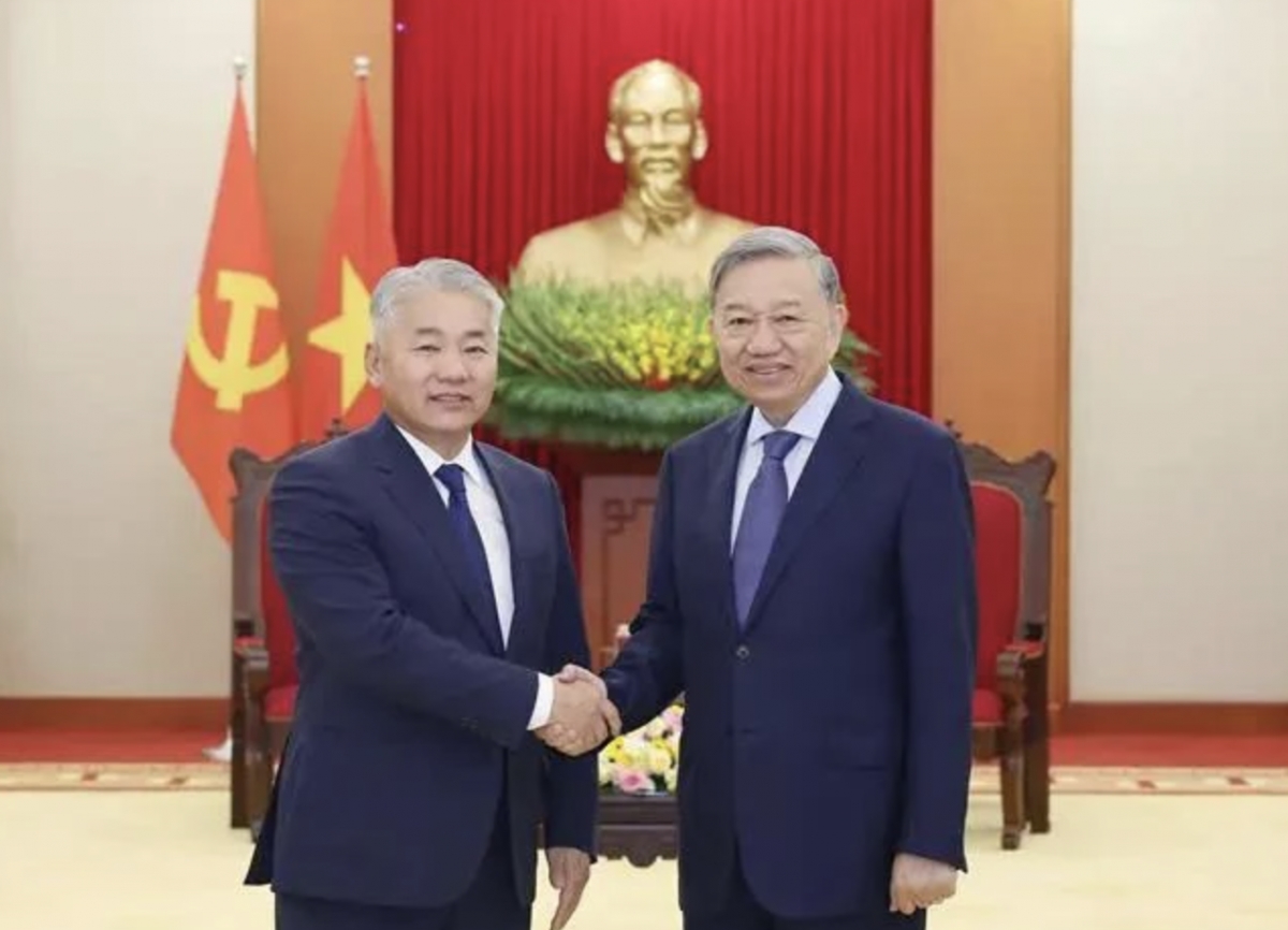Party General Secretary To Lam (right) and Mongolian Minister for Food, Agriculture and Light Industry Jadamba Enkhbayar. (Photo: VNA)