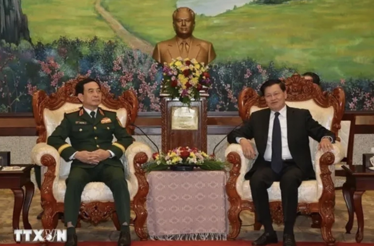 Minister of National Defence Phan Van Giang (left) meets with General Secretary of the Lao People’s Revolutionary Party and President of Laos Thongloun Sisoulith in Vientiane on November 19. (Photo: VNA)