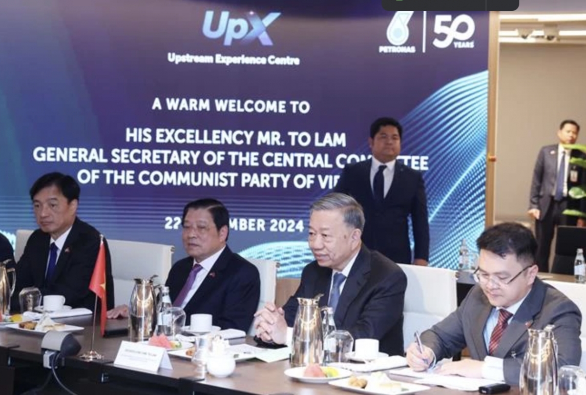 Party General Secretary To Lam at Malaysia’s national oil & gas company (Petronas) in Kuala Lumpur on November 22, part of his official visit to the country. (Photo: VNA)