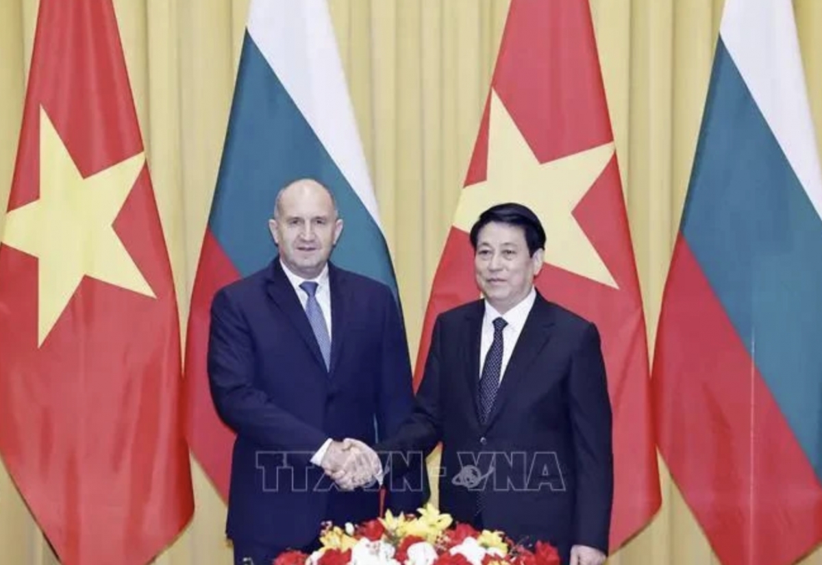State President Luong Cuong and Bulgarian President Rumen Radev in Hanoi on November 25. (Photo: VNA)
