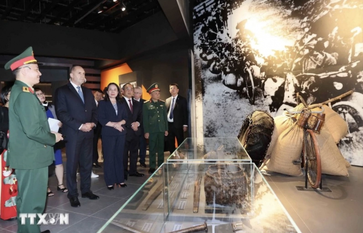 Bulgarian President Rumen Radev and Vice State President Vo Thi Anh Xuan visit Vietnam Military History Museum (Photo: VNA)