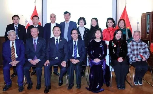 At the meeting between Deputy PM Tran Hong Ha (third from left) and representatives of the Vietnamese community in Denmark. (Photo: VGP)