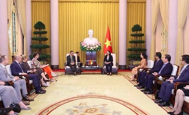 Vice President Vo Thi Anh Xuan (right) receives Minister-President of State of Hessen of Germany Boris Rhein (Photo: VNA)