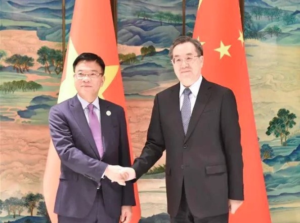 Deputy Prime Minister Le Thanh Long (L) and Vice Premier of China Ding Xuexiang (Photo: VNA)