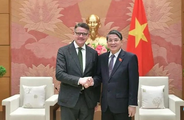 Vice Chairman of the National Assembly (NA) Nguyen Duc Hai (right) and Minister-President of State of Hesse of Germany Boris Rhein. (Photo: VNA)