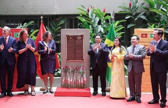PM Pham Minh Chinh (fourth from right) attends the inauguration ceremony of the plaque in commemoration of late President Ho Chi Minh in Rio de Janeiro city, Brazil. (Photo: VNA)