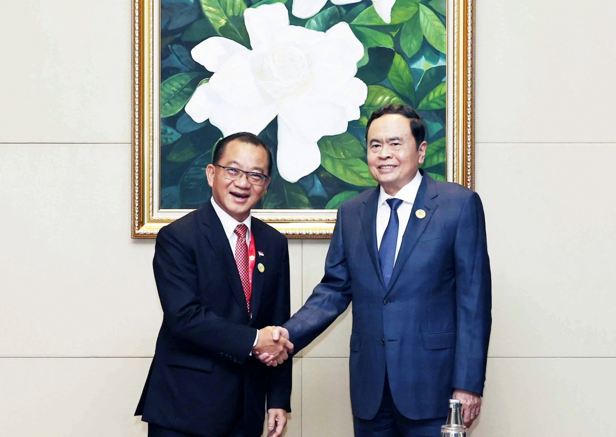 Singapore Parliament Speaker Seah Kian Peng and Vietnam National Assembly Chairman Tran Thanh Man meet on the sidelines of the 45 AIPA General Assembly in Laos in 2024. (Photo: Thong Nhat)