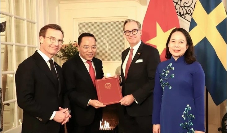 Vice President Vo Thi Anh Xuan and Swedish Prime Minister Ulf Kristersson witness the signing of two Memorandums of Understanding on cooperation between the Vietnamese Ministry of Foreign Affairs and the Swedish Ministry of Foreign Affairs, and between the Vietnamese Ministry of Industry and Trade and the Swedish Ministry of Foreign Affairs.