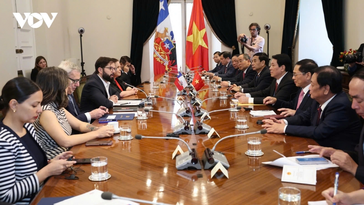 Vietnamese State President Luong Cuong and Chilean President Gabriel Boric Font hold talks on measures to increase cooperation between the two countries in Santiago de Chile on November 11.