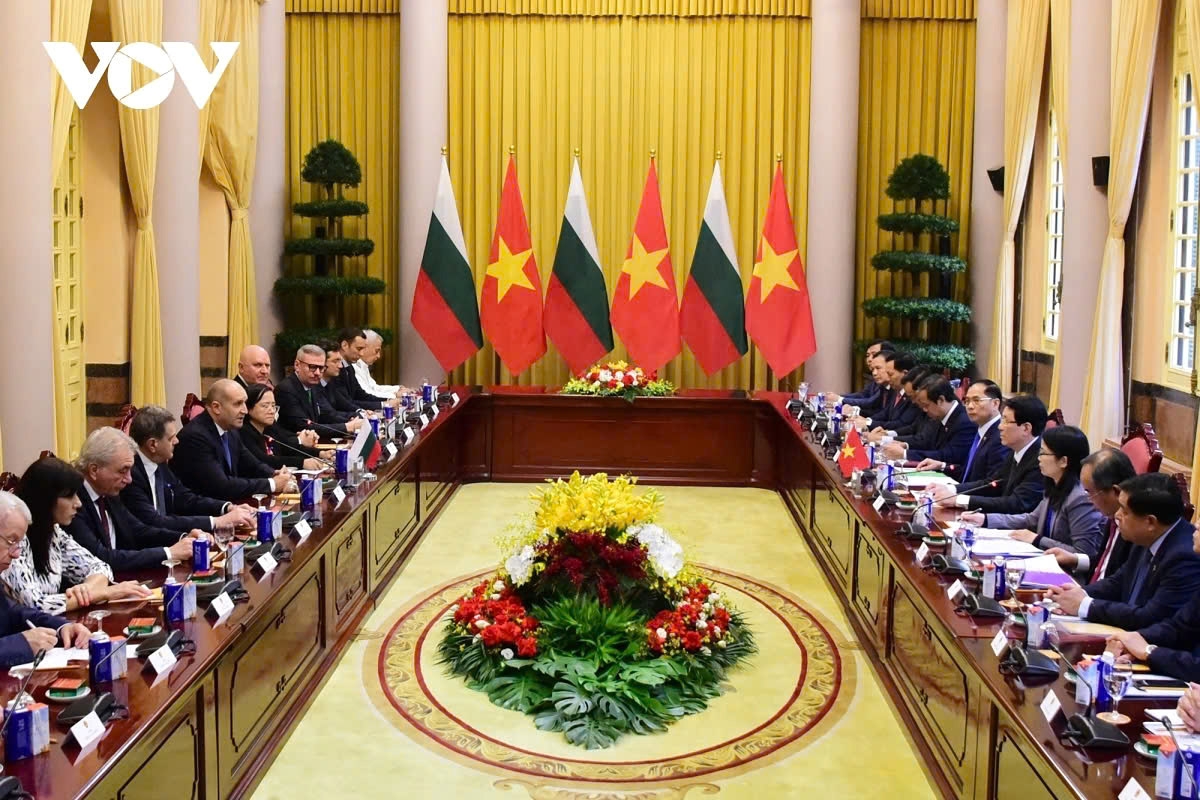 The two presidents discuss major orientations and specific measures to enhance cooperation and elevate the relationship between the two countries to new heights during their talks in Hanoi on November 25.