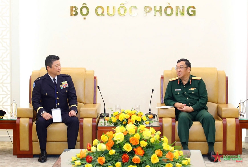 Senior Lieutenant General Pham Hoai Nam (R), Deputy Minister of Defense of Vietnam, receives Major General Aoi Kei of the Japan Ground Self-Defense Force, in Hanoi on November 4. (Photo: PANO)