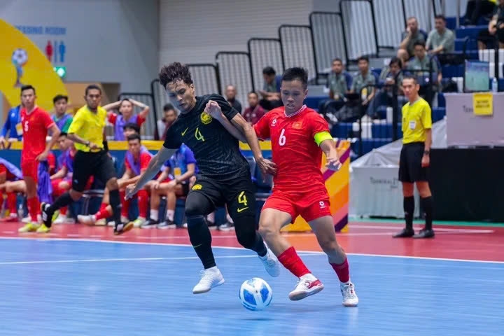 Battling for the ball between a Vietnamese player (in red jersey) and a Brunei player. (Photo: VFF)