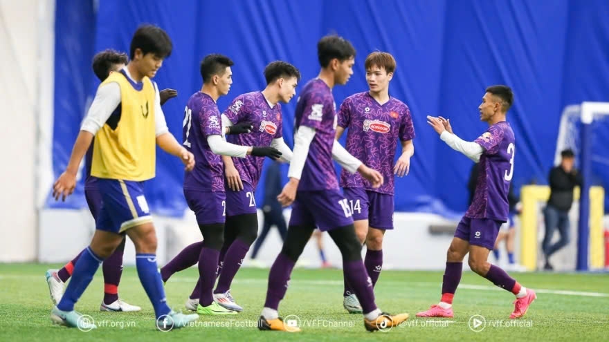 Vietnamese players (in purple jersey) beat their RoK opponents Ulsan Citizen 2-0 in a friendly match on November 26 during their ongoing training camp in the RoK ahead of the 2024 ASEAN Football Championship (Mitsubishi Cup 2024).