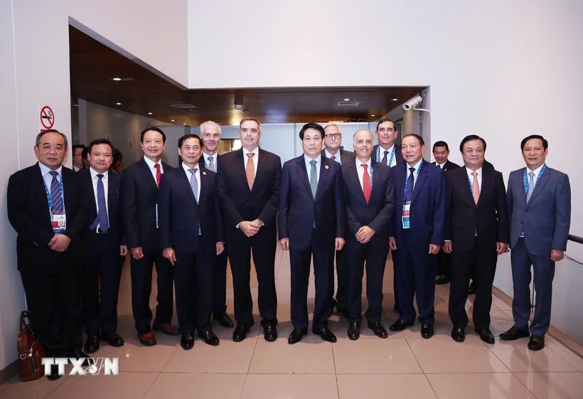 Vietnamese President Luong Cuong meets with leaders of leading Peruvian businesses in LIma, Peru, on the sidelines of the  APEC 2024 High-Level Week. (Photo: VNA)