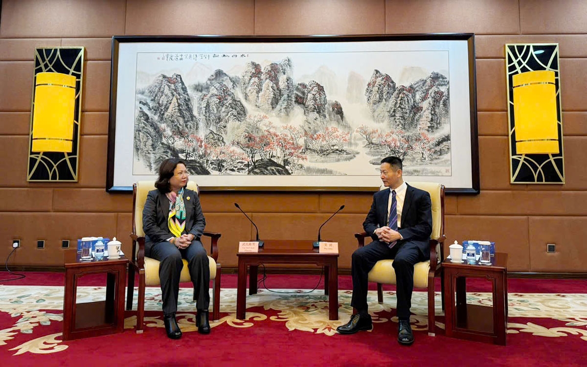 Vu Thi Chan Phuong, chairwoman of the State Securities Commission of Vietnam (SSC) and Wu Qing, chairman of the China Securities Regulatory Commission (CSRC) during their meeting in Beijing on November 25. (Photo: SSC).