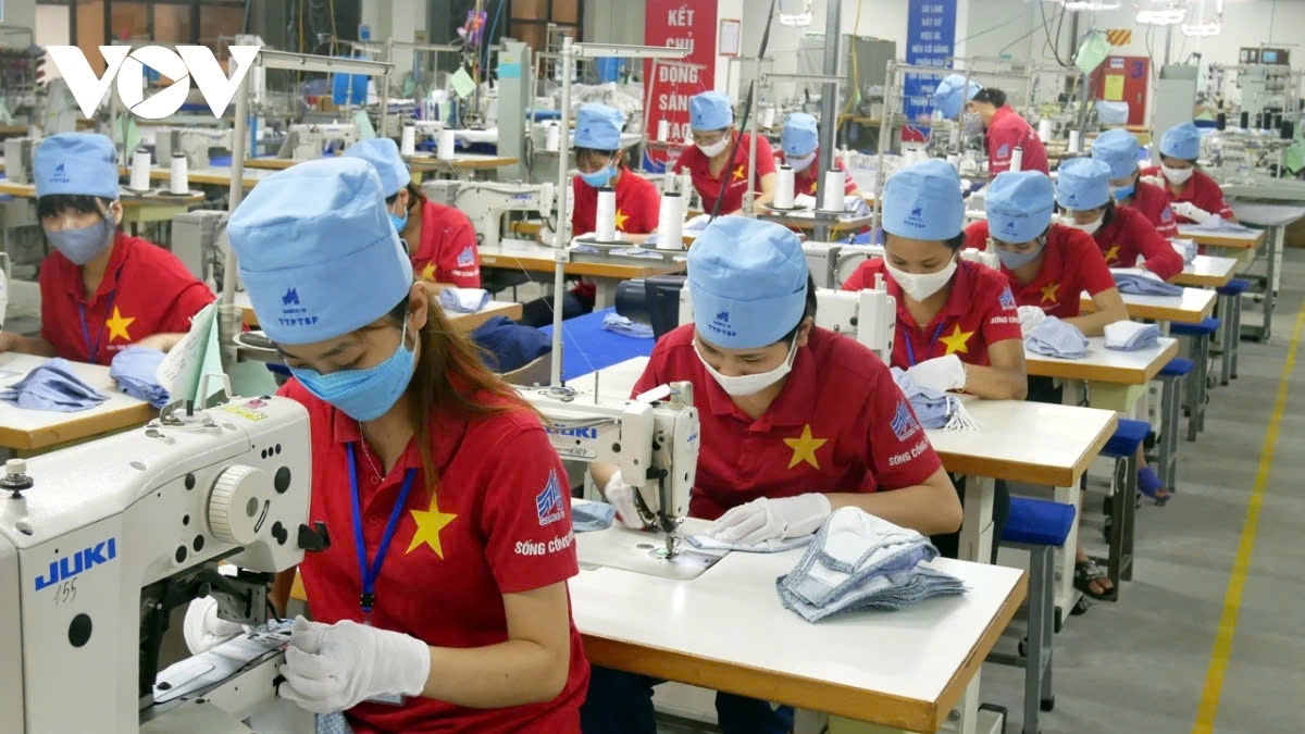 With an increase in import orders, especially during the coming year-end shopping season, garment makers expect to meet the US$44 billion export earnings target this year