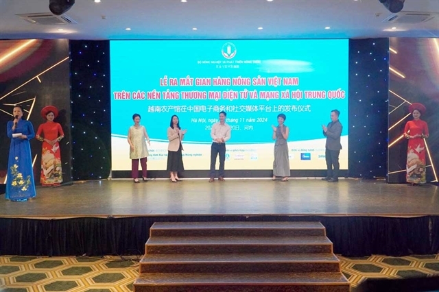 The launch ceremony of the Vietnamese farm produce booth on Chinese e-commerce platforms and social media. This initiative paves the way for Vietnamese products to penetrate the Chinese market. (Photo: moit.gov.vn)