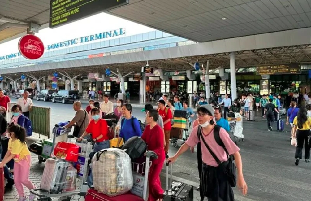 Tan Son Nhat International Airport in Ho Chi Minh City is projected to serve over 4 million passengers during the 2025 Lunar New Year holiday (Photo: Hanoimoi.vn)