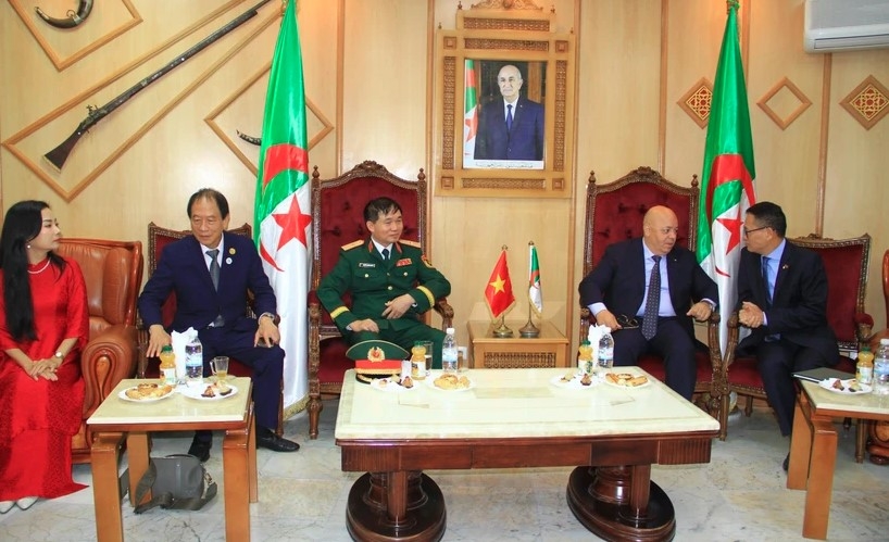 Algerian Minister of War Veterans and Rights Holders Laid Rebiga (second, right) receives the Vietnamese delegation before the conference