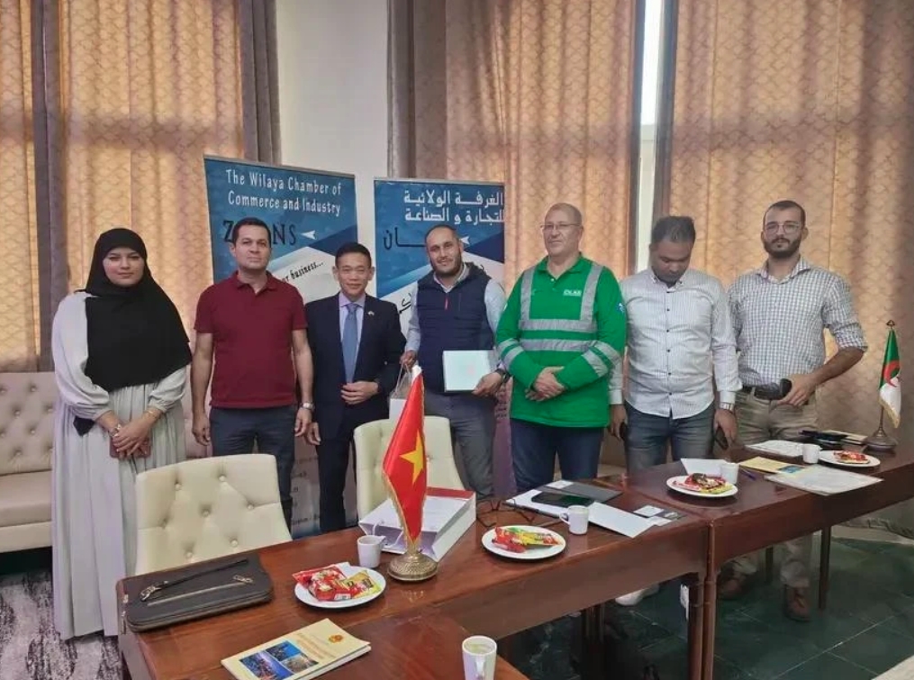 Vietnamese Ambassador to Algeria Tran Quoc Khanh (third from left) and representatives of several firms in Biskra