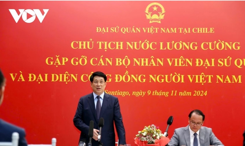 State President Luong Cuong speaks at the meeting with Vietnamese embassy officials and staff