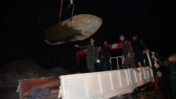 Military units retrieve the bomb from the riverbed (Photo: laodong.vn)