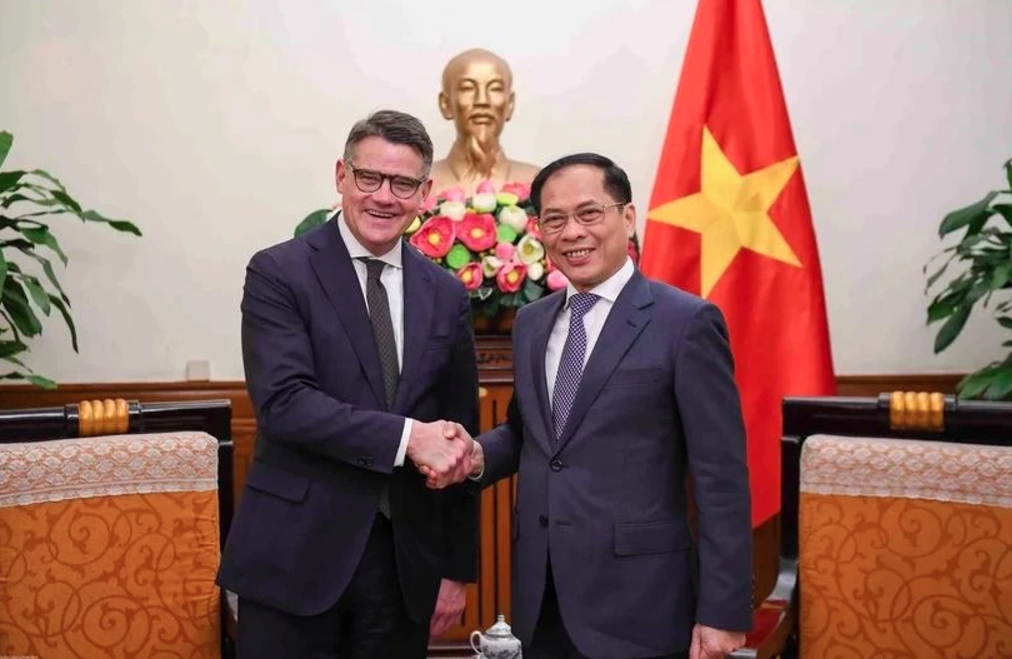 Deputy Prime Minister and Minister of Foreign Affairs Bui Thanh Son (R) receives Minister-President of Germany’s State of Hesse Boris Rhein.