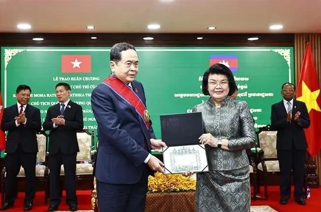 President of the Cambodian National Assembly (NA) Samdech Khuon Sudary (right), on behalf of the State of Cambodia, awards the Royal Order of Sahametrei (The Grand Cross) to Chairman of the Vietnamese NA Tran Thanh Man. 