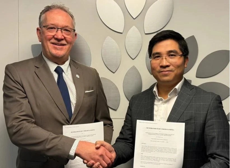 VNEI Chairman Nguyen Trung Dung (R) and CICAN Vice President Alain Roy pose for a photo after signing the cooperation agreement.