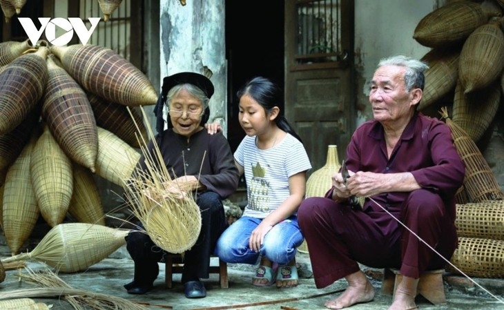 Thu Sy villagers from 5- or 6-year-old child to the elder can make fish pots. 