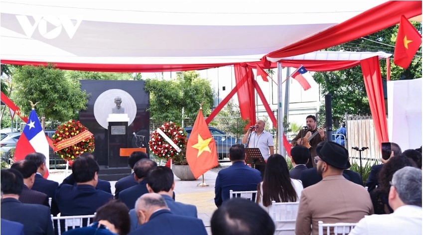 Chilean artists sing songs in praise of President Ho Chi Minh.